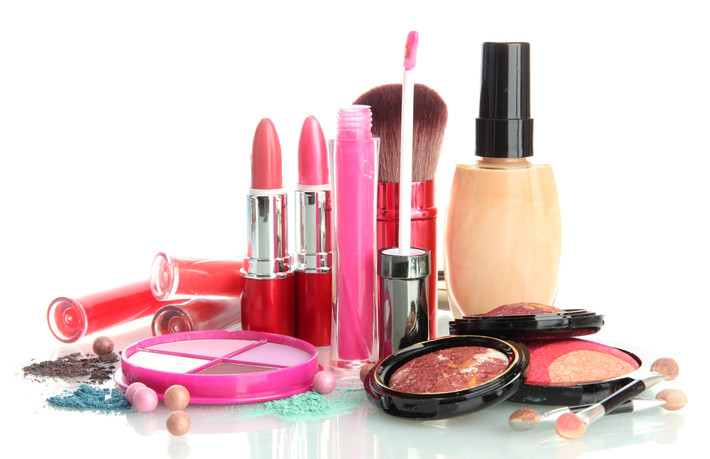 Bên cạnh mặt hàng thời trang, đồ mỹ phẩm giảm giá tới 20%. Trong đó, hãng Yves Rocher giảm từ 10 - 20% sản phẩm (với tùy loại hóa đơn mùa hàng) cho đến ngày 31/12/2015.