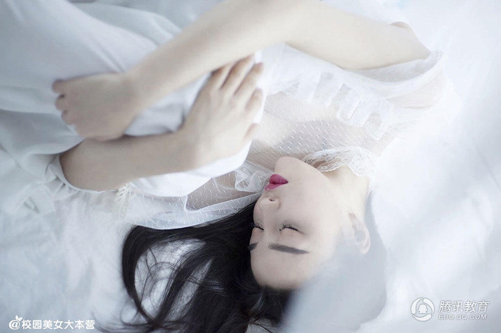 Nữ sinh có vẻ đẹp tựa thiên thần.