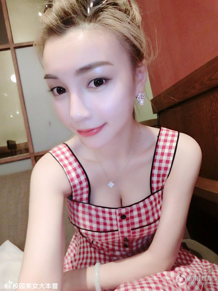 Bức ảnh "tự sướng" của nữ viên trường Đại học Dệt may Vũ Hán.