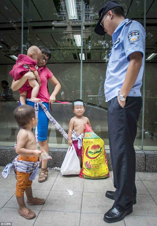 “Tôi sẽ gửi con của mình cho bất cứ ai nhận nuôi chúng”, người phụ nữ cho biết. Nhưng khi cảnh sát cố thuyết phục cô tới một nơi ở tạm, cô đã từ chối và bỏ đi sau đó cùng với ba đứa con nhỏ.