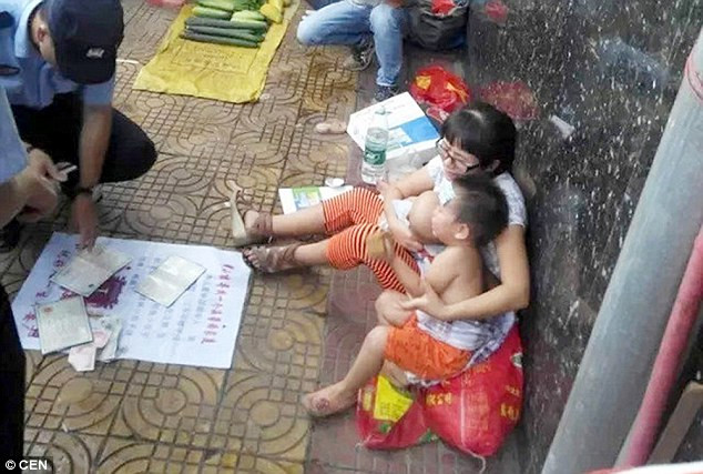 Khi cảnh sát địa phương tới gặp, bà mẹ đã đưa cho họ chứng minh thư của cô và giấy khai sinh của ba cậu con trai để chứng minh cô không phải là kẻ buôn người. Theo các giấy tờ này, người phụ nữ mới 25 tuổi và quê ở tỉnh Hồ Nam, trong khi các con của cô mới 3 tuổi, 2 tuổi và 8 tháng tuổi.