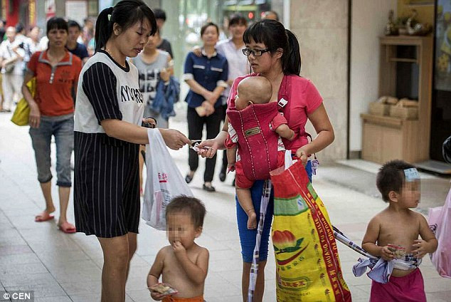 Hiện chưa rõ đây có phải là trường hợp lừa đảo hay không vì người phụ nữ đã nhận tiền từ những người qua đường.