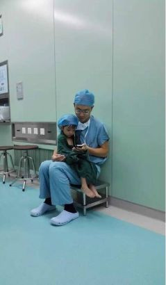 Cuộc phẫu thuật đã diễn ra thành công sau đó. Bác sĩ Zhuo cho biết họ thường phải chấn an bệnh nhân trong bệnh viện trước khi lên bàn mổ.