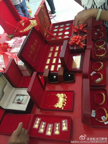 Ngoài ra, cặp đôi chàng gầy - nàng béo này còn nhận được vô số đồ trang sức bằng vàng, kim cương và tiền mặt. Cô dâu được cho là con gái của một gia đình giàu có.