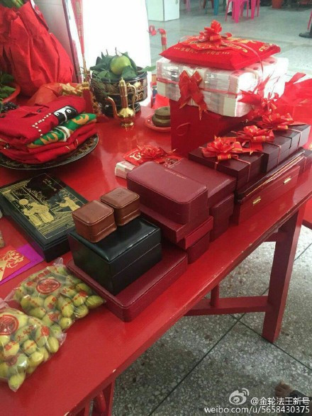Cư dân mạng Trung Quốc đã bàn tán xôn xao về những hình ảnh được đăng tải lên mạng. Phần lớn cho rằng chàng trai chấp nhận làm đám cưới là vì tiền bạc chứ không phải tình yêu. Mặc dù vậy, nhiều người hy vọng họ sẽ có một cuộc sống hạnh phúc trong tương lai.