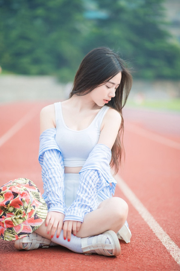 Hu Anru một mình thả hồn giữa sân trường vắng.