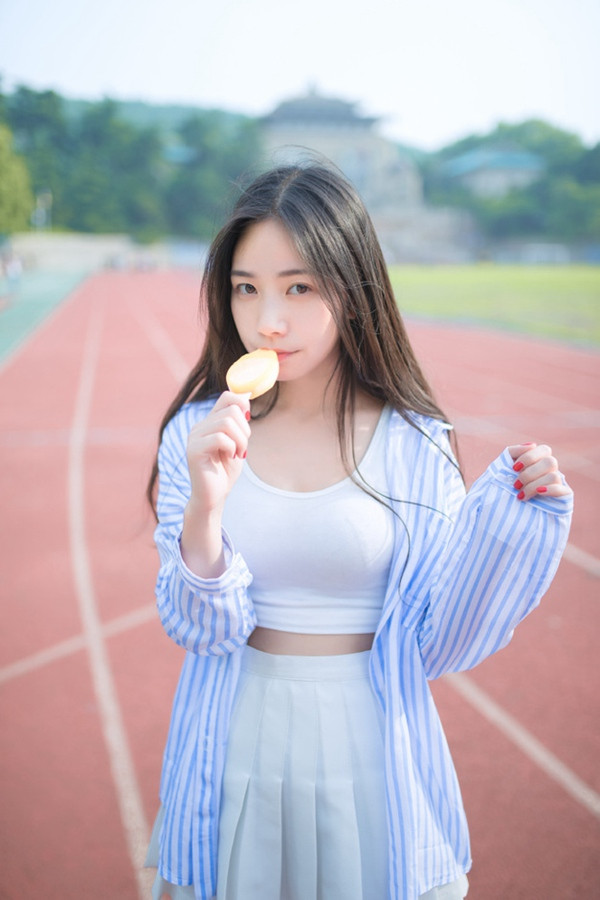 Gần đây, nữ sinh sư phạm Trung Quốc đã đăng bộ ảnh chụp tại khu thể dục của trường lên mạng Weibo và nhanh chóng thu hút được sự quan tâm của cư dân mạng.