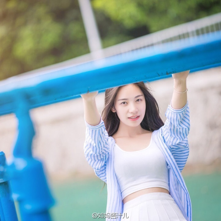 Với vẻ đẹp trong trắng và dịu dàng, Hu Anru đã giành được danh hiệu Hoa khôi của ĐH Sư phạm Hoa Trung trong cuộc thi mới đây.