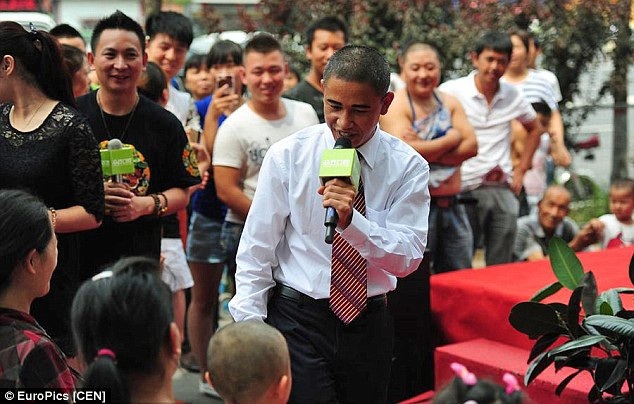 Sau đó, chàng trai 29 tuổi đã thử cải trang thành Tổng thống Obama và kết quả thu hút được sự chú ý của rất nhiều người.