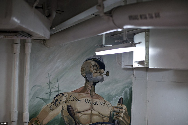 Hình thủy thủ Popeye vẽ trên tường tàu sân bay Theodore Roosevelt.