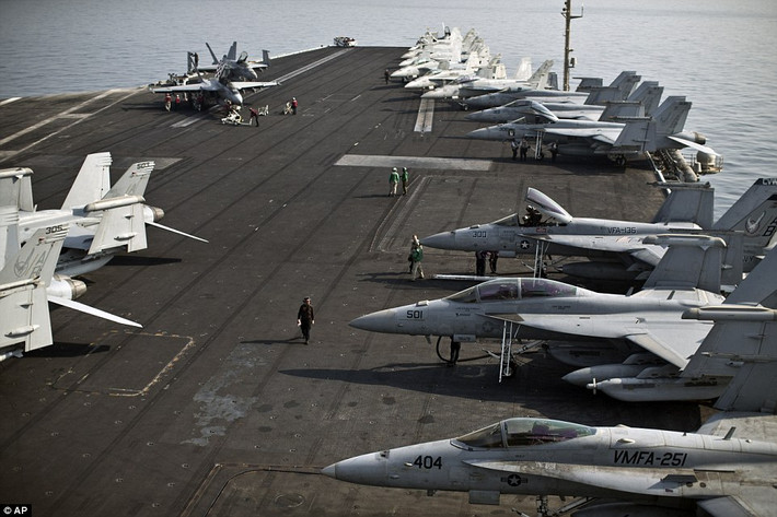  Siêu tàu sân bay USS Theodore Roosevelt được ví như một đảo thép nặng 100.000 tấn nổi trên mặt biển. Nó có thể chở được ít nhất 70 máy bay chiến đấu và hơn 5.000 phi công, thủy thủ và nhân viên sinh.