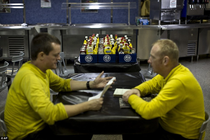 Hai nhân viên thảo luận tại khu canteen trên tàu sân bay Theodore Roosevelt.