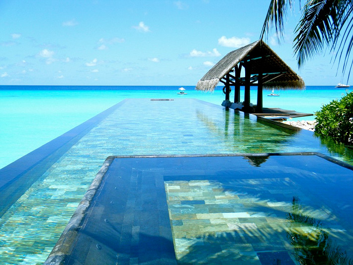 Khách sạn One & Only Reethi Rah tại quốc đảo Maldives được bao quanh bởi nước biển trong xanh.