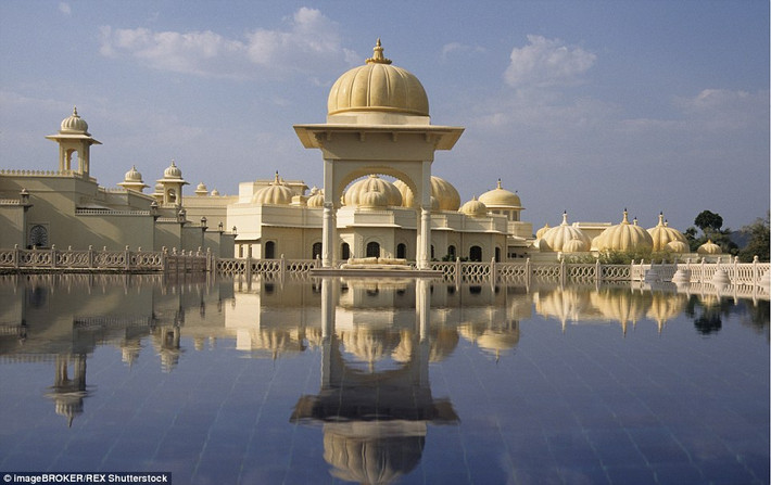 Nằm trên bờ hồ Pichola ở thành phố Rajasthan của Ấn Độ, khách sạn The Oberoi có kiến trúc độc đáo và không gian thoáng đãng. Du khách có thể tập yaga trong khi tận hưởng không khí trong lành và yên tĩnh tại đây.