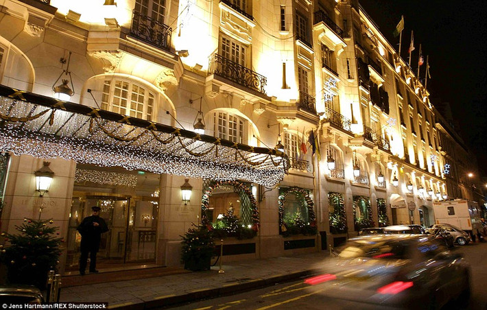 Khách sạn Le Bristol Paris với kiến trúc cổ điển và dịch vụ hảo hạng ở thủ đô Paris, Pháp.