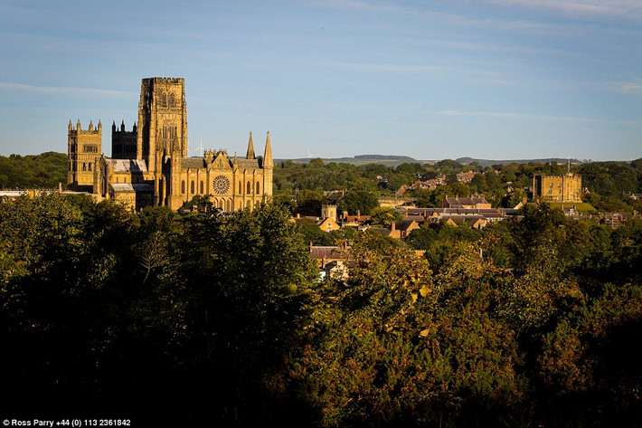 Nắng thu dịu nhẹ bao phủ nhà thờ Durham ở Queensland.