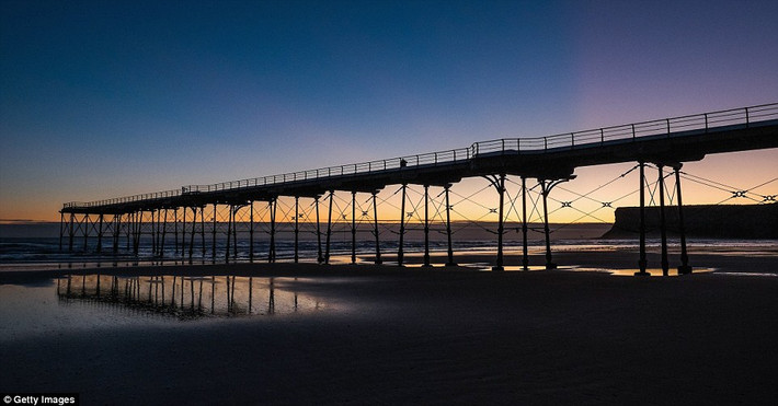 Những ánh nắng ban mai đầu tiên xuất hiện trên bến tàu Saltburn.