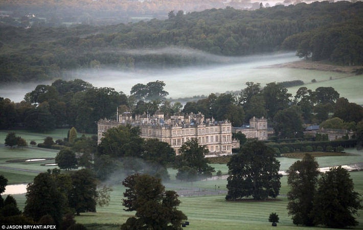 Sương sớm vây quanh lâu đài cổ Longleat ở Wiltshire.
