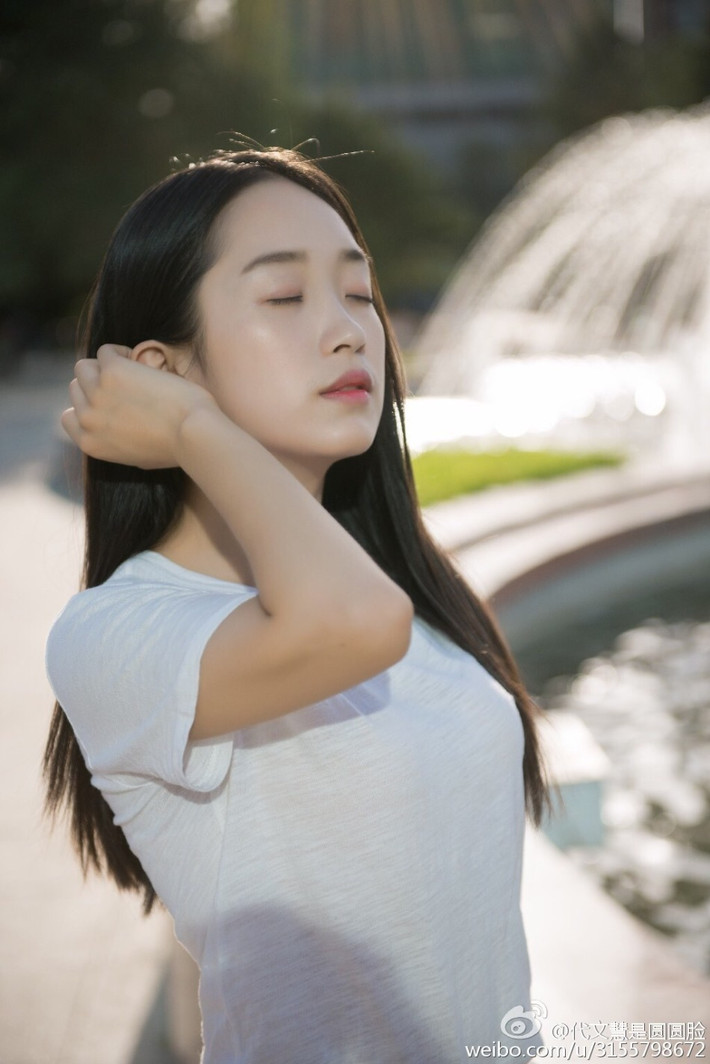 Khoảnh khắc đẹp đến xao lòng của của thiếu nữ trường múa.