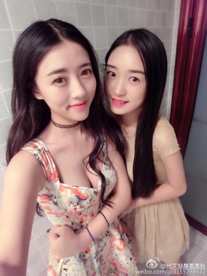 Chụp ảnh tự sướng cùng bạn.