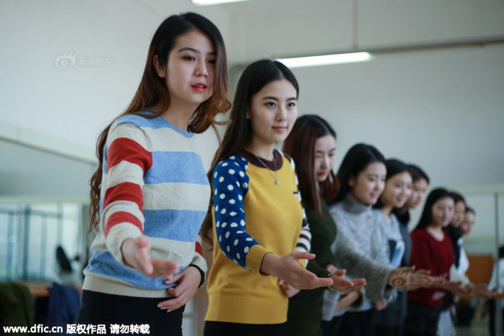Các nữ sinh được 9X được lựa chọn đều có ngoại hình ưa nhìn, tóc dài và nụ cười duyên dáng.