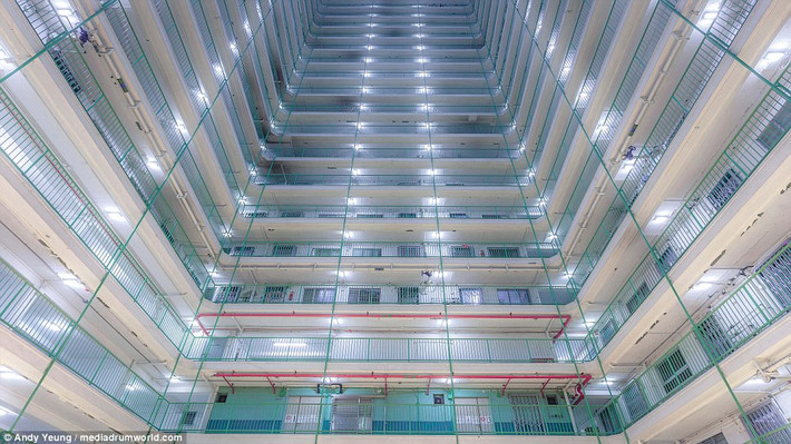 Ánh sáng dịu nhẹ tỏa ra từ các căn hộ ở khu Oi Man ở Hong Kong.