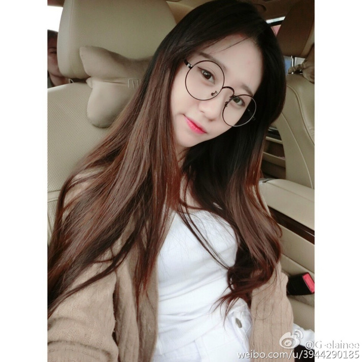 Zheng trông như tiểu thư đài các khi đeo thêm cặp kính này.