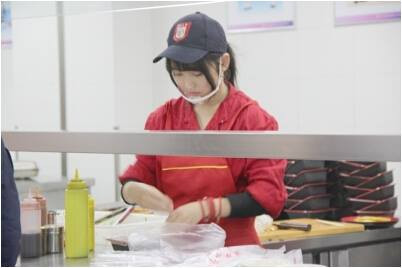 Sự nổi tiếng của Li đã giúp thu hút ngày càng nhiều sinh viên lựa chọn tới ăn tại quán mà cô làm việc. Lượng khách tới quán hiện tại đã tăng gấp đôi so với trước khi cô tới làm việc.