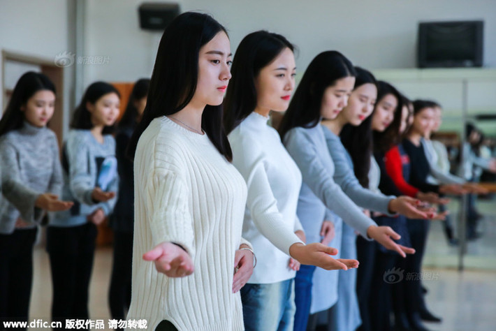 Các nữ tình nguyện viên xinh đẹp này được tuyển chọn từ Học viện Truyền thông Chiết Giang.