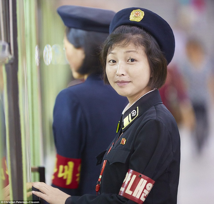 Nhân điều hành tàu điện ngầm tại một nhà ga ở Bình Nhưỡng.