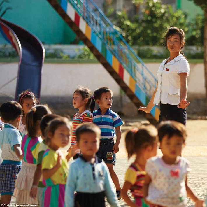 Giáo viên quan sát học sinh mầm non trong một chuyến dã ngoại tại nông trường gần thành phố Sinchon.