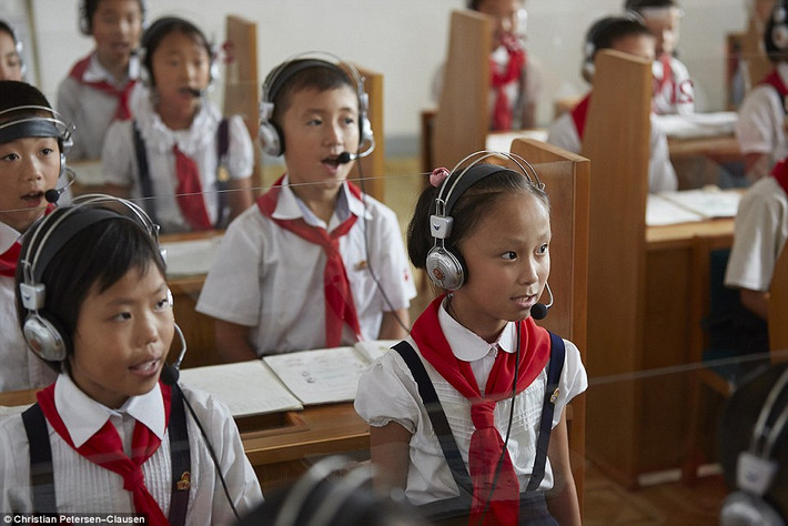 Học sinh mặc đồng phục tham dự một giờ học tiếng Anh