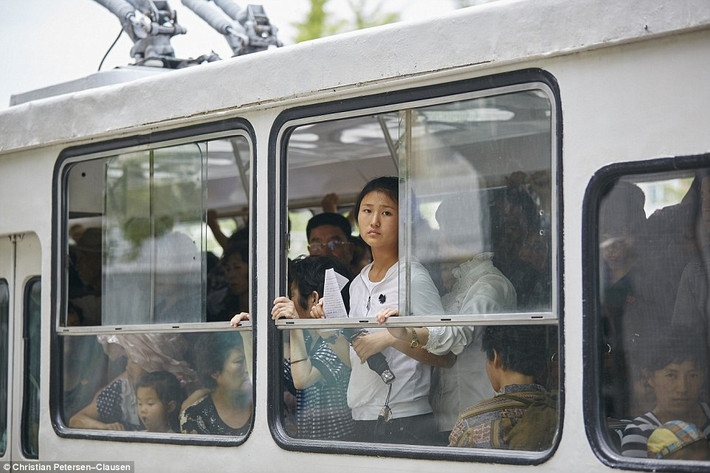 Người dân Triều Tiên chen chúc trên một chiếc xe bus ở Bình Nhưỡng.