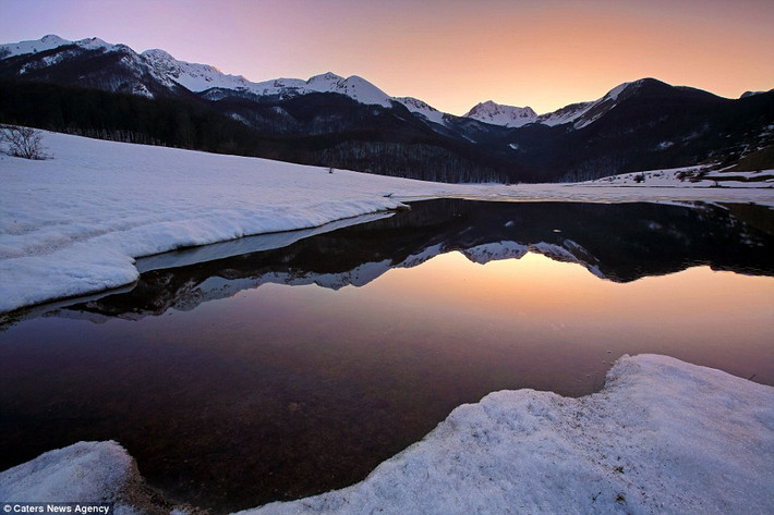 Hố nước phủ đầy tuyết trắng ở Molise, Italy.