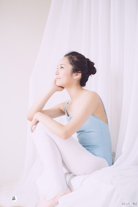 Thiếu nữ toát lên vẻ trong trắng và hồn nhiên.