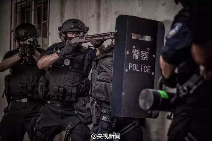 Cảnh tượng này giống như trong bộ phim Lực lượng đặc nhiệm (SWAT) vừa được công chiếu.