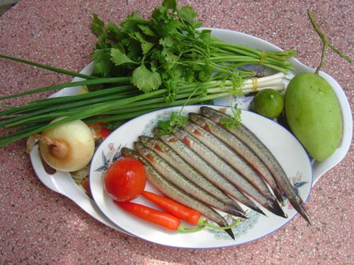 Những món ẩm thực đặc sản từ làng biển, trong đó có khô cá kèo thiên nhiên hiện giá bán khoảng 300.000 - 350.000 đồng/kg.