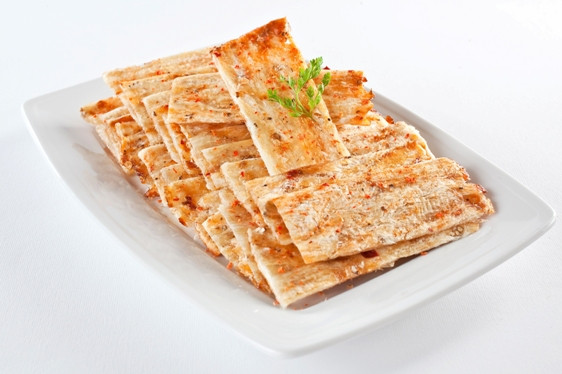 Cá thiều tẩm gia vị là món ăn chơi, nhắm với rượu, bia hoặc dùng làm món khai vị lạ miệng, giá 50.000 - 60.000 đồng/túi (2gr).