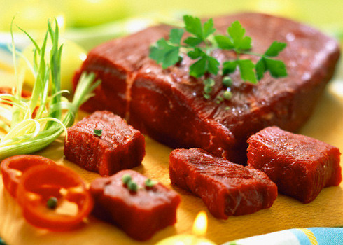 Có khá nhiều dinh dưỡng, năm nay khách cũng rục rịch đặt mua thịt trâu Ấn Độ với giá 130.000 – 150.000 đồng/kg. Theo một số chị em chuyên “săn lùng” thực phẩm ngoại, cần phải tìm được cửa hàng uy tín, khi đó hàng mới ngon. Thông thường việc đặt trước thịt trâu Ấn Độ vào khoảng 4 ngày đến 1 tuần.