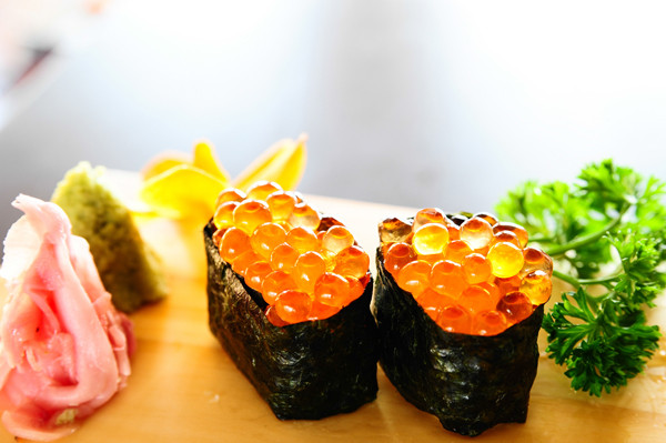 Trước đây từng là món đắt đỏ và hiếm hoi, song nhiều năm trở lại đây, trứng cá hồi được nhập vào Việt Nam khá nhiều. Thực phẩm này ít chất béo, nhưng dễ chế biến thành nhiều món ăn ngon, lạ miệng, với 300.000 – 350.000 đồng/hộp 500gr.