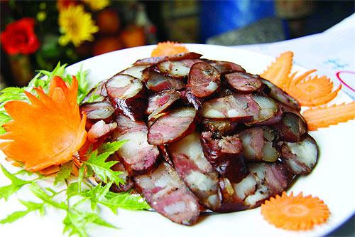 Thay vì chọn các món lạp xưởng, thịt gác bếp của vùng miền núi phía Bắc như Hà Giang, Điện Biên… khách hàng năm nay tìm thêm món lạp xưởng SiemRiep (Lào) có giá 450.000 – 600.000 đồng/kg vì lạ vị và chất thịt bò có sự khác biệt so với món truyền thống thường thấy.