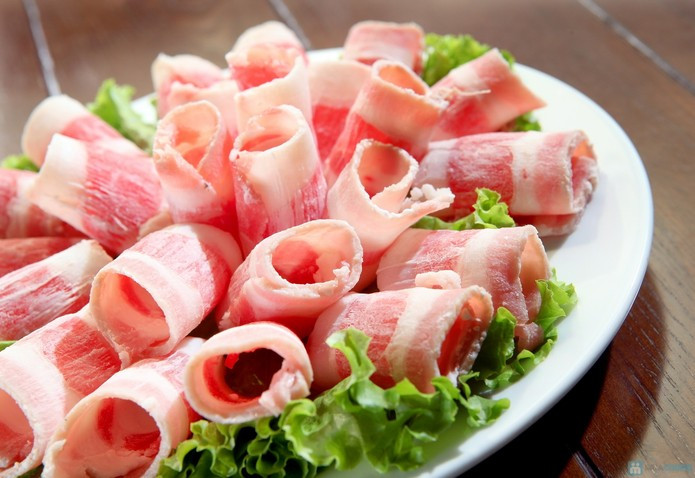 Thịt bò Mỹ, Úc có mức giá đắt hơn so với hàng nội, song vẫn được khách hàng chọn mua còn vì được “phục vụ tận răng”. Theo chủ shop bán thực phẩm nhập khẩu online (Hoàng Văn Thái – Hà Nội): “Từ 300.000 – 500.000 đồng/kg, khách có thể mua được thịt bò ba chỉ, bắp hoặc thịt xườn. Nếu mua số lượng nhiều khách hàng sẽ được giao hàng tận nhà”.