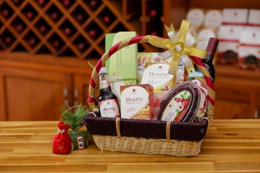 Giá quà nông sản biếu sếp Tết 2015 cũng khá đa dạng ở Hà Nội. Mỗi giỏ quà có đầy đủ các sản phẩm làm từ hoa Atiso có giá dao động từ 300.000 đồng đến 1,7 triệu được xem là hợp lý khi khách muốn tặng quà ý nghĩa mà không cạn ví.