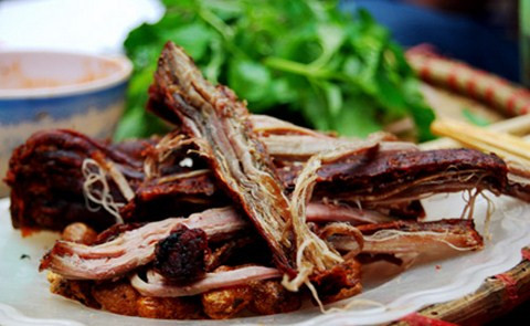 Trong số các món quà quê vừa tạo tâm lý đồ sạch, lại là đặc sản ngon của nhiều vùng, các loại thịt gác bếp như trâu bò, lợn mán từ 600.000 đồng đến 1,2 triệu/kg vẫn hút người mua.