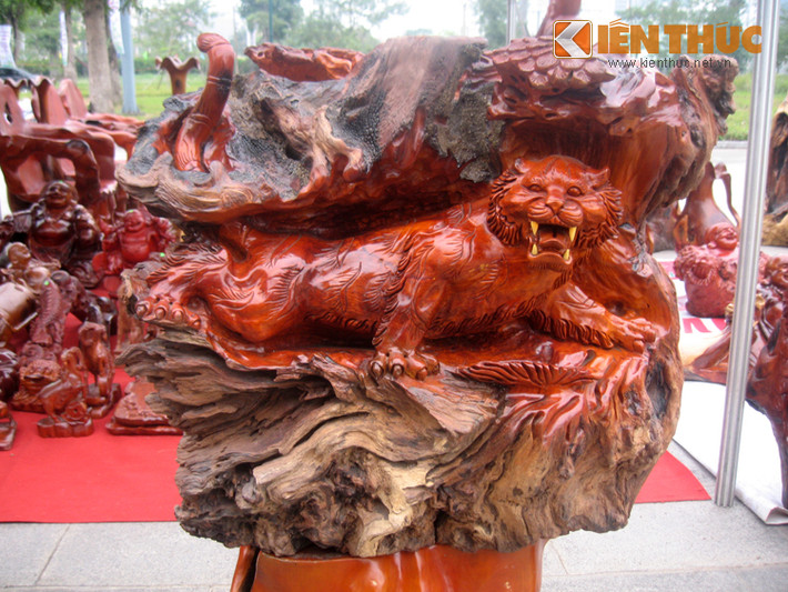 Tượng hổ có giá 15 triệu đồng, được xem là một trong những món đồ "mềm" giá được nhiều người chú ý.