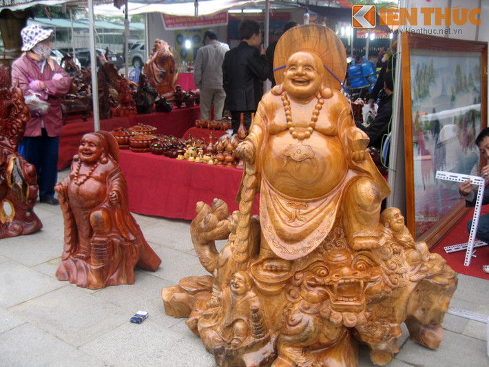 Làm từ gỗ quý như thủy tùng, gỗ hương... cộng thêm ý nghĩa về tài - lộc - may mắn mà đồ dùng mang lại cho gia chủ sẽ góp phần tạo nên giá trị của món đồ - bác Thái (67 tuổi, Trần Duy Hưng - Hà Nội) chia sẻ khi đang xem tượng phật có giá hơn 100 triệu đồng.