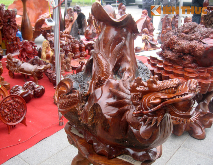 Các linh vật như rồng, hổ... làm từ gỗ đỏ, gỗ hương bày la liệt, khiến khách hàng hoa mày, chóng mặt chọn mua. Giá của tượng rồng là 40 triệu.