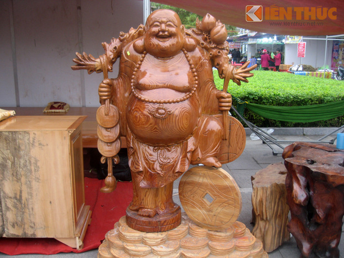 Bức tượng Phật Di Lặc bán với giá 122 triệu đồng, làm từ gỗ đỏ, có chỗ nổi vằn đen giống da hổ, nên còn gọi là cây Hổ bì. Đây là một trong những đồ mỹ nghệ xa xỉ Hà Nội đang được bày bán la liệt.