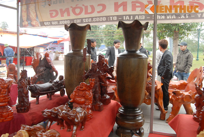 Do được biết loài cây thủy tùng rất hiếm, vân gỗ lại đẹp nên dân chơi đồ gỗ bỏ nhiều tiền để sưu tầm, tạo nên cơn sốt gỗ thủy tùng. Cặp bình trong hình bán với giá 260 triệu mỗi chiếc, được chuyển từ Gia Lai - Tây Nguyên ra Hà Nội. Chủ của cặp bình này cho biết, nhu cầu thủy tùng rất lớn nên các vựa gỗ luôn nằm trong tình trạng cháy hàng.