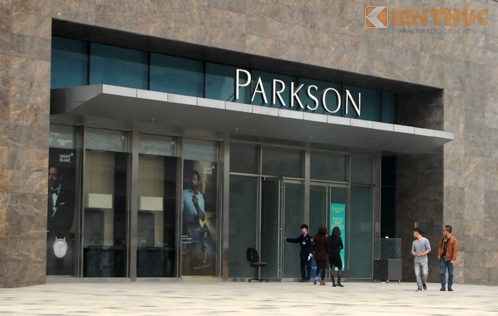 Khâu vận chuyển đồ đạc rất mất thời gian vì hiện tại Parkson chỉ để một cửa ra vào hoạt động. Khu vực này luôn có 2-3 bảo vệ túc trực, không cho người lạ vào bên trong, chỉ có nhân viên các cửa hàng được vào vận chuyển đồ.